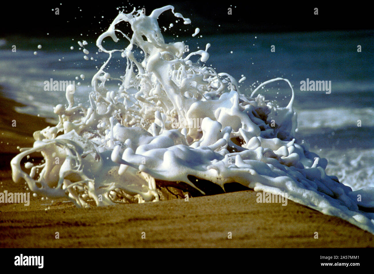 Spruzzi di schiuma sulla spiaggia Foto Stock