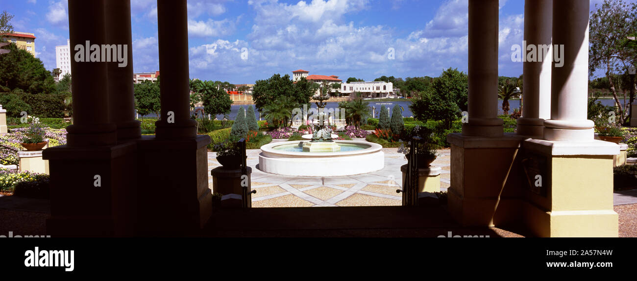 Fontana in un giardino, Hollis giardino, lago Specchio, Lakeland, Florida, Stati Uniti d'America Foto Stock