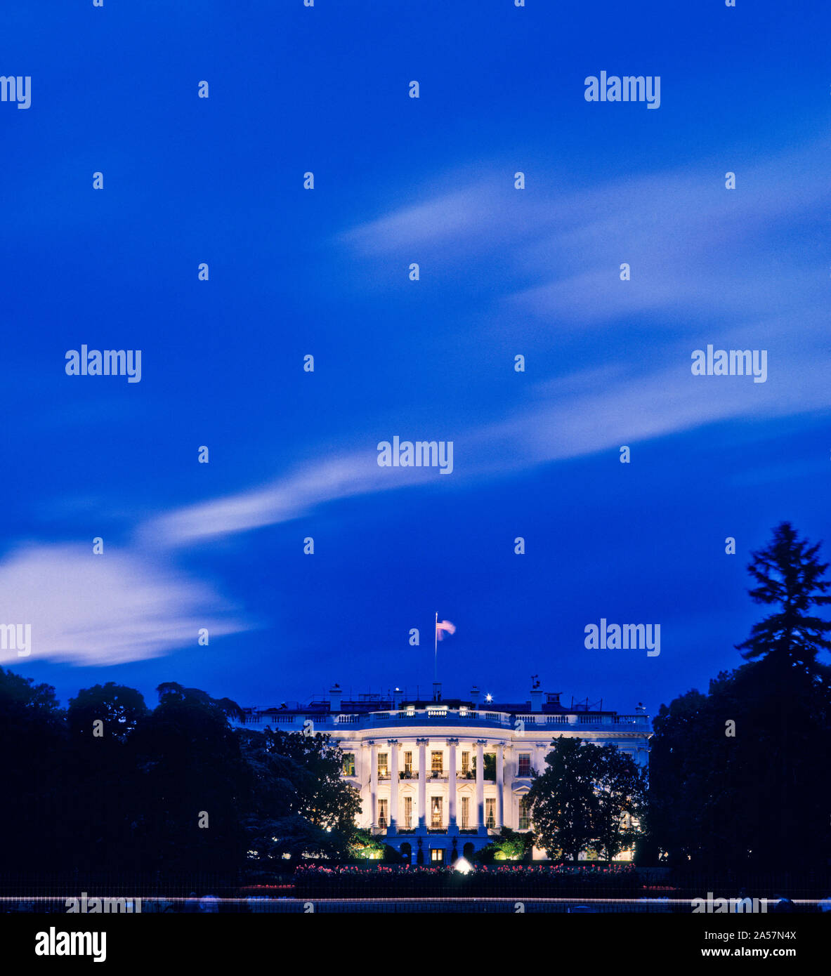 La facciata del palazzo del governo al crepuscolo, la Casa Bianca a Washington DC, Stati Uniti d'America Foto Stock