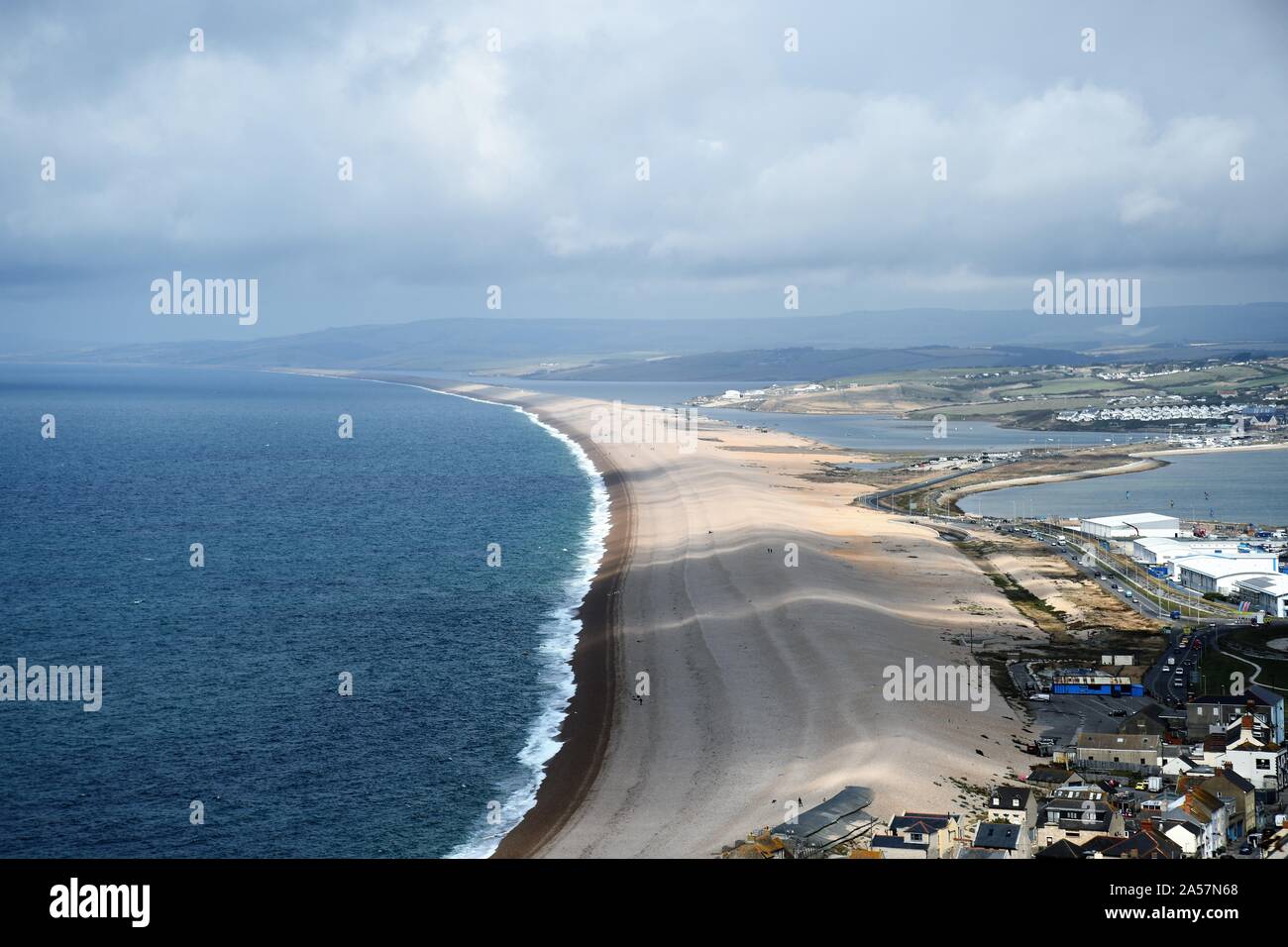 Chesil Beach, Weymouth Dorset UK da Portland altezze su un pomeriggio soleggiato. Foto Stock