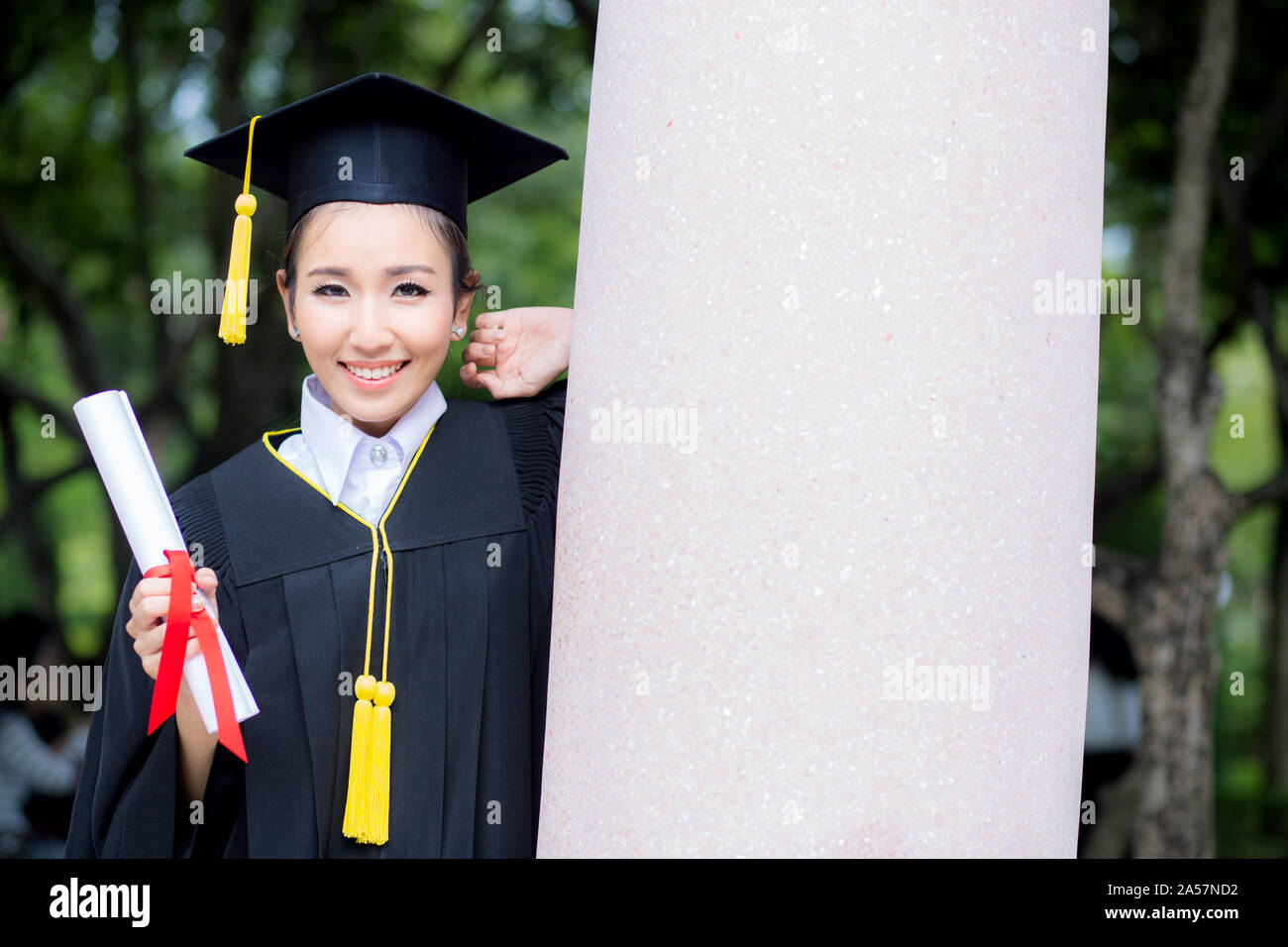 Felice studente laureato girl, congratulazioni del successo dell'istruzione. Foto Stock