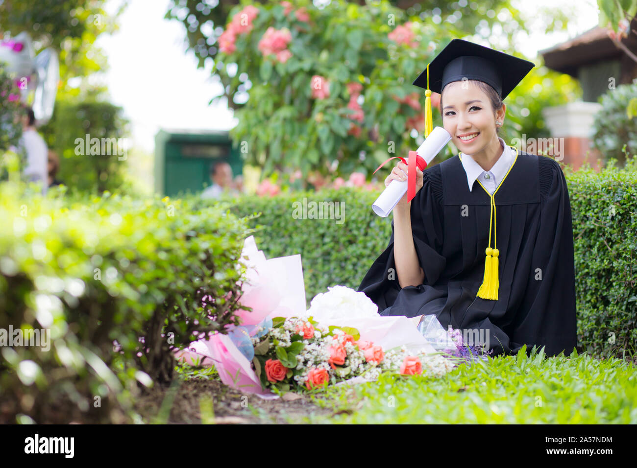 Felice studente laureato girl, congratulazioni del successo dell'istruzione. Foto Stock
