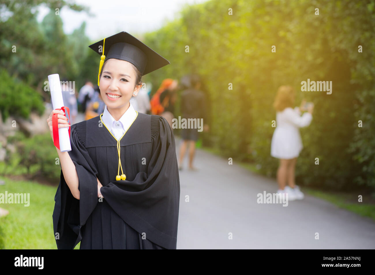 Felice laureato in attesa ragazza certificato - congratulazioni del successo dell'istruzione. Foto Stock