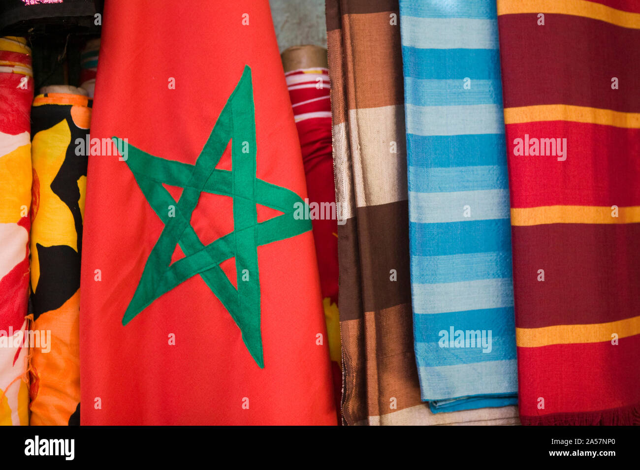Bandiera del Marocco in un souk, Marrakech, Marocco Foto Stock