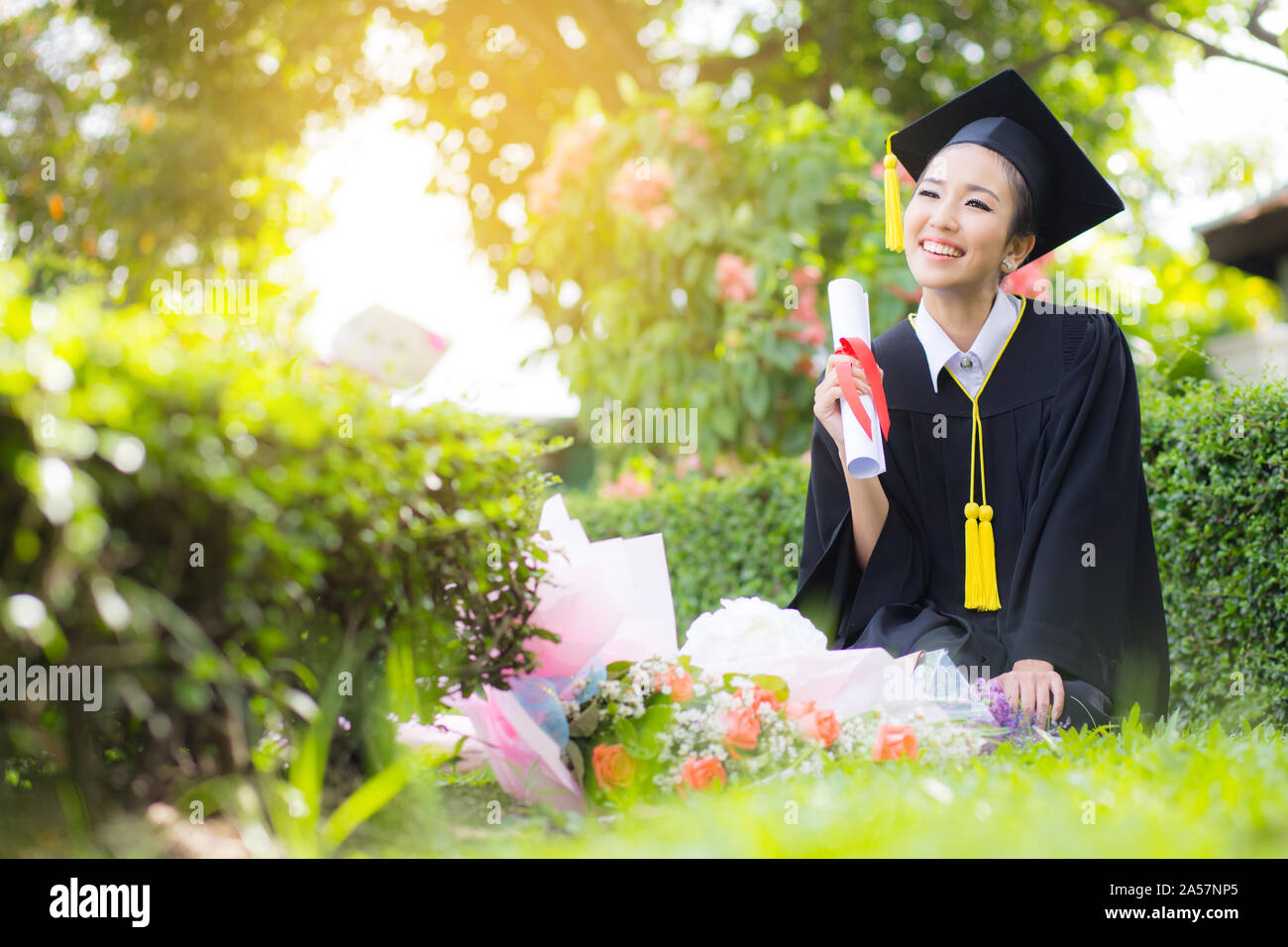 Felice studente laureato girl - Le congratulazioni del successo dell'istruzione. Foto Stock