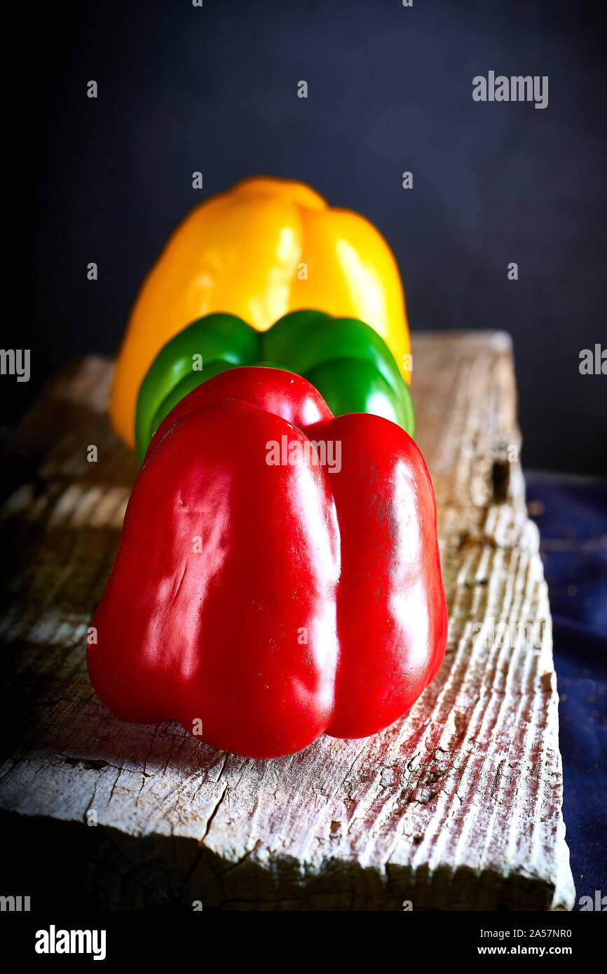 Rosso , Giallo , verde di peperone dolce in un tavolo di legno . Cibo sano Foto Stock