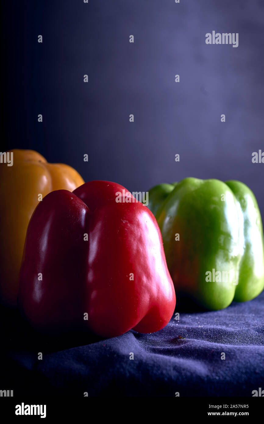 Rosso , Giallo , verde di peperone dolce in un tavolo di legno . Cibo sano Foto Stock