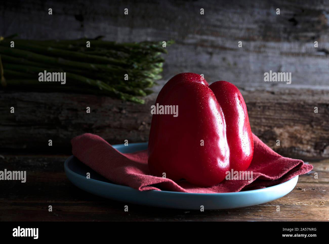 Rosso pepe dolce in un tavolo di legno . Cibo sano Foto Stock