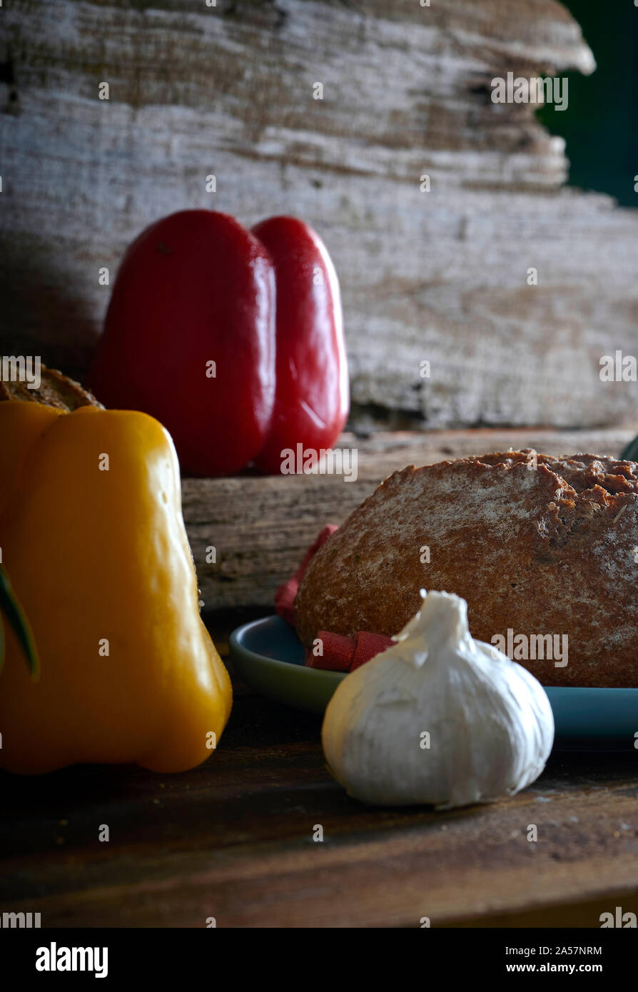 Rosso pepe dolce in un tavolo di legno . Cibo sano Foto Stock