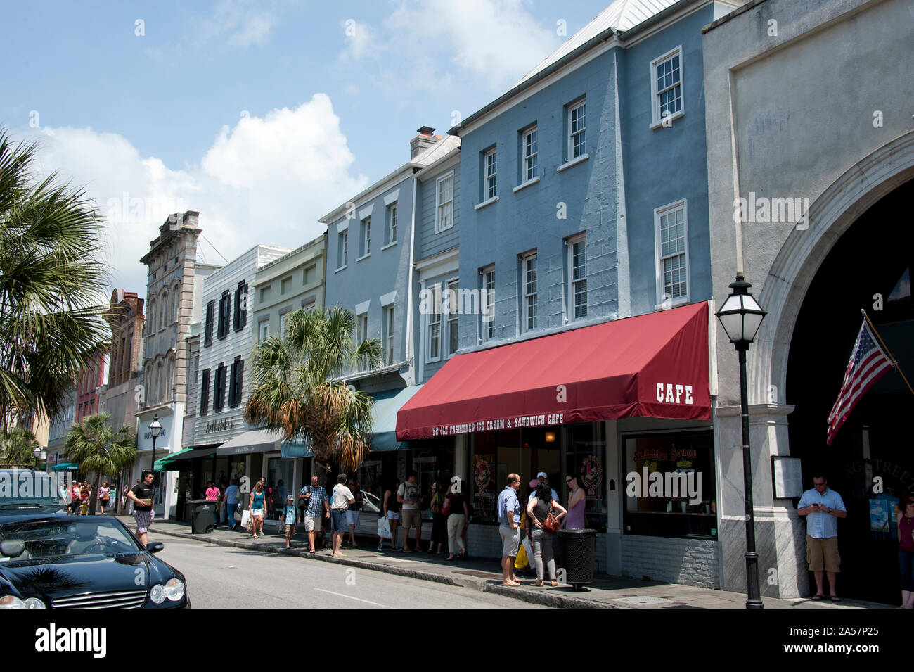 Edifici lungo la via principale dello shopping, King Street, Charleston, Carolina del Sud, STATI UNITI D'AMERICA Foto Stock