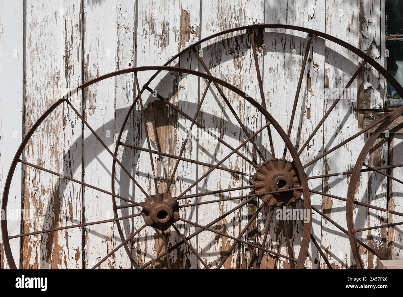 Ruote di carri contro un edificio a Buffalo Gap storico villaggio di Taylor non costituite in società County, Texas, città con lo stesso nome, nei pressi di Abilene Foto Stock