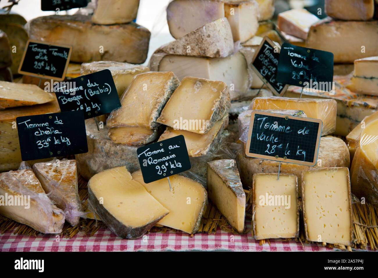 Formaggio per la vendita su un mercato in stallo, Lourmarin, Vaucluse, Provence-Alpes-Côte d'Azur, in Francia Foto Stock