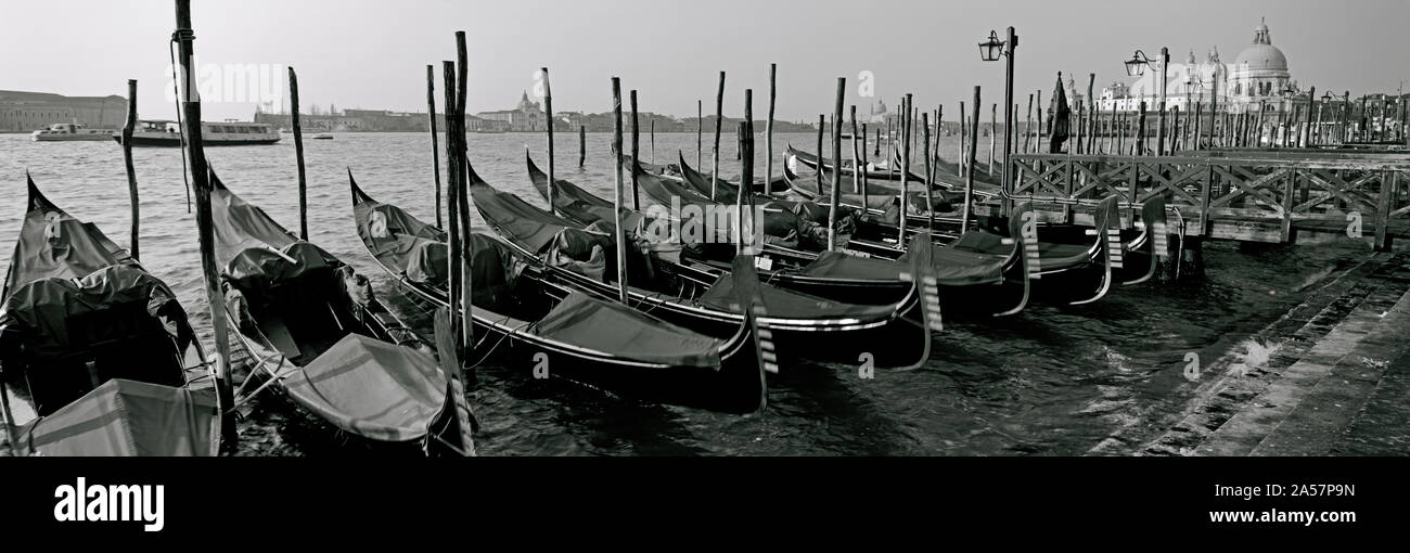 Gondole ormeggiata in un canale, Grand Canal, Venezia, Veneto, Italia Foto Stock