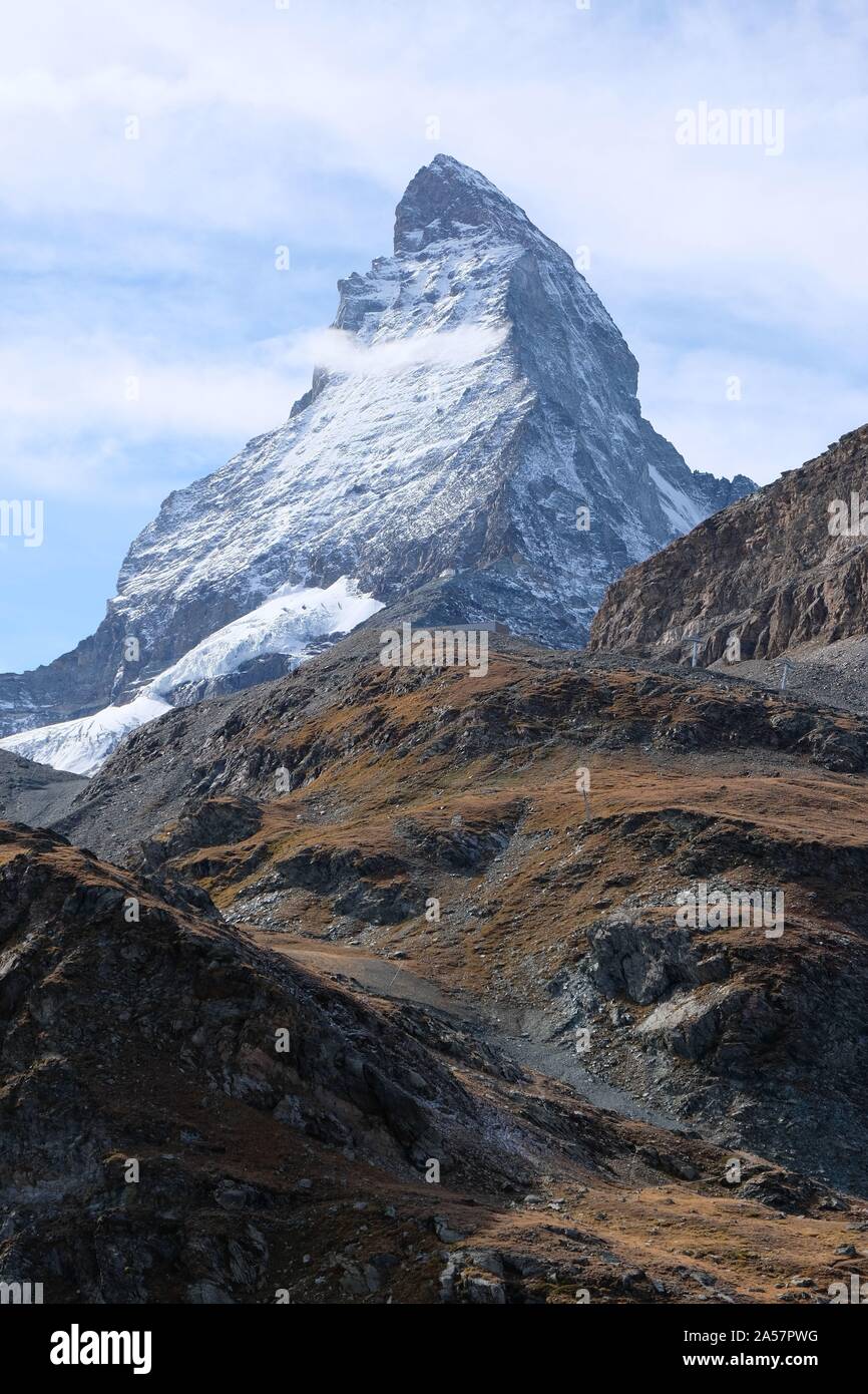 Il Cervino è la montagna di montagne. Conformata a dente frastagliate, cavaliere di spartiacque principale e il confine fra Svizzera e Italia Foto Stock