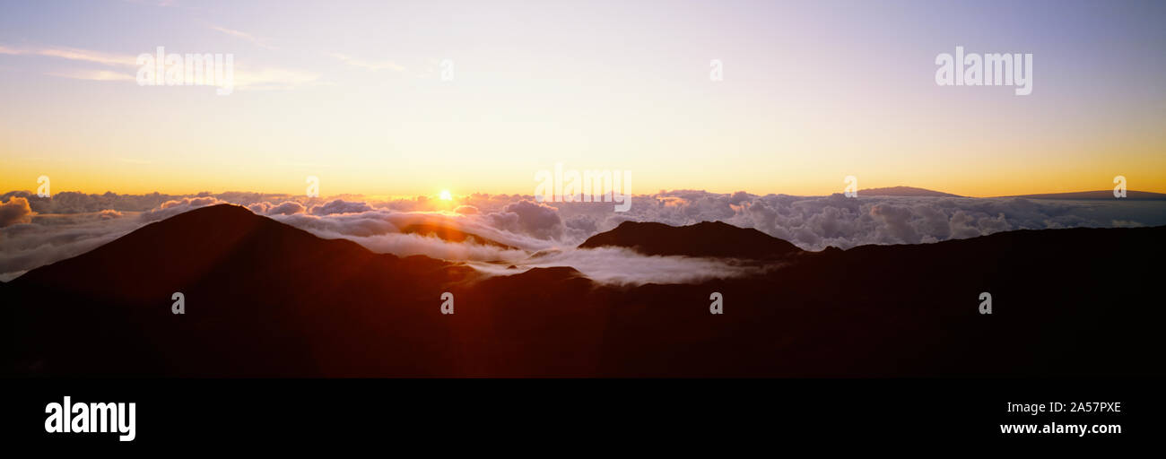 Paesaggio vulcanico coperto di nuvole, il Cratere Haleakala, Maui, Hawaii, STATI UNITI D'AMERICA Foto Stock