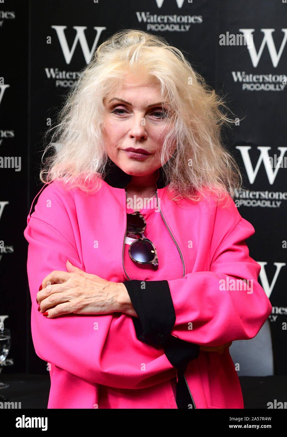 Debbie Harry segni copie del suo nuovo libro rivolto a Waterstones Piccadilly a Londra. PA Le immagini foto. Picture Data: venerdì 18 ottobre, 2019. I dettagli del libro la sua ascesa verso la fama e spesso irta storia di new wave band Blondie. Foto di credito dovrebbe leggere: Ian West/PA Foto Stock