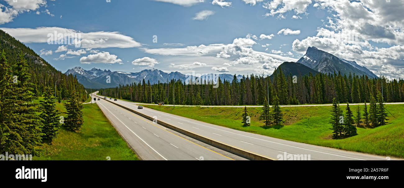 Road passando attraverso un paesaggio, Trans Canada Highway, Banff, il Parco Nazionale di Banff, Alberta, Canada Foto Stock