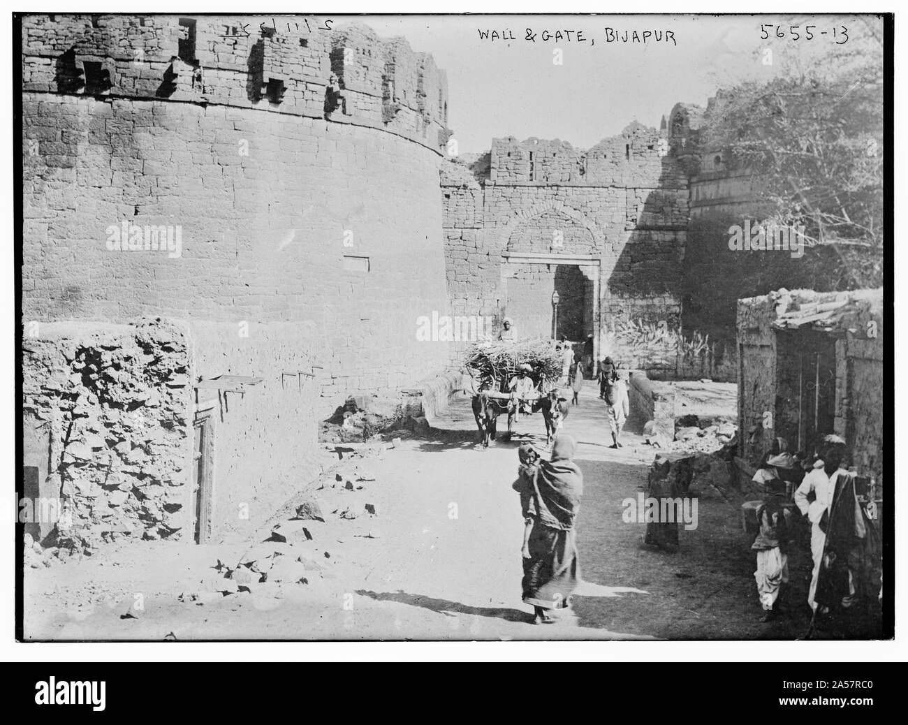 A parete e Gate, Bijapur Foto Stock