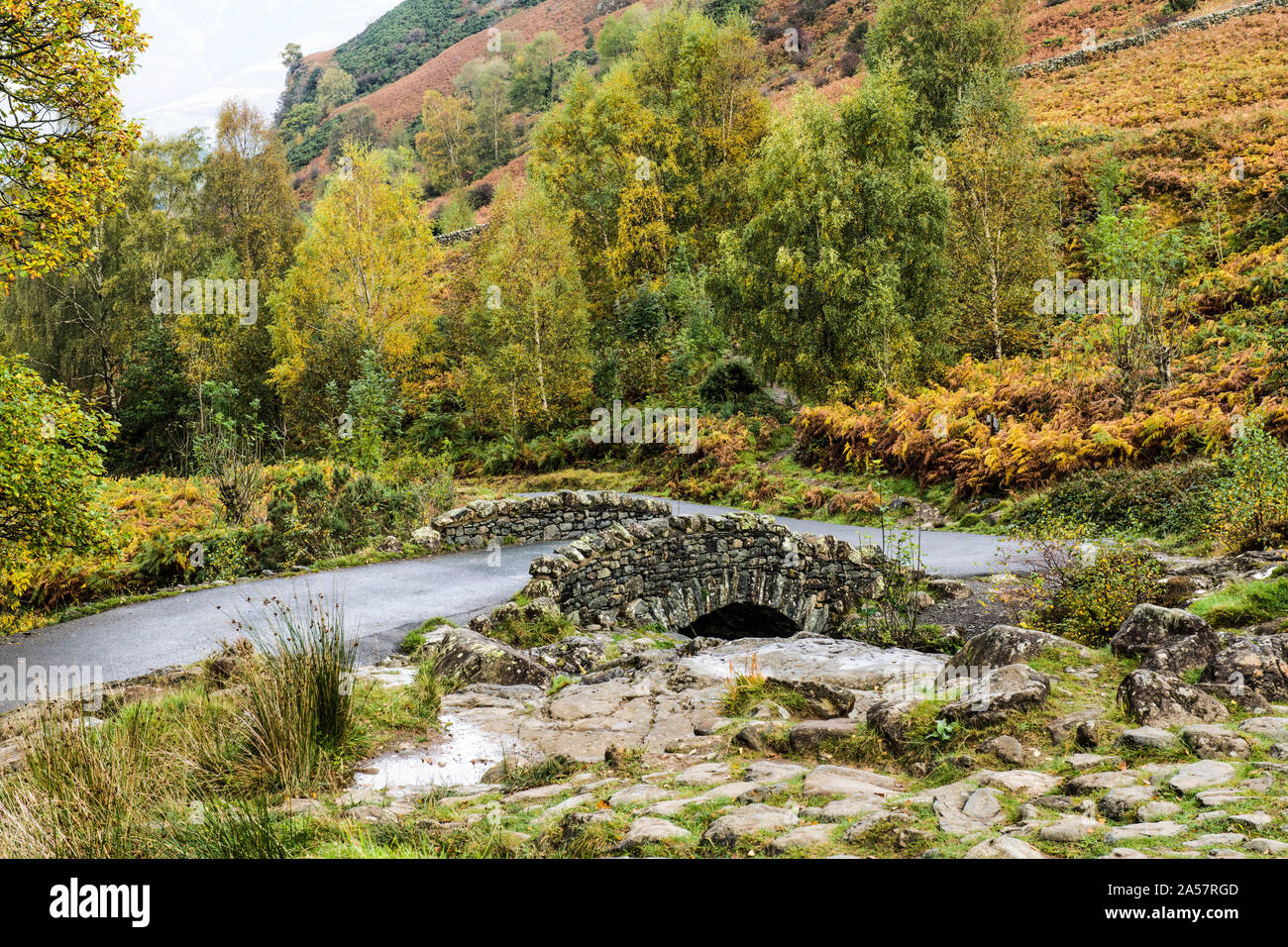 Ashness Bridge sulla strada per Watendlath fuori da Borrowdale nel Lake District National Park Cumbria. Il ponte è un vecchio ponte a cavallo. Foto Stock