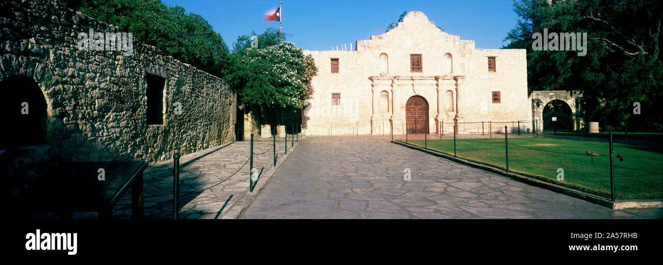 Facciata di un edificio, l'Alamo, San Antonio, Texas, Stati Uniti d'America Foto Stock
