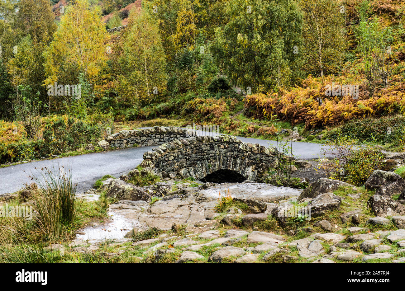 Ashness Bridge sulla strada per Watendlath fuori da Borrowdale nel Lake District National Park Cumbria. Il ponte è un vecchio ponte a cavallo. Foto Stock