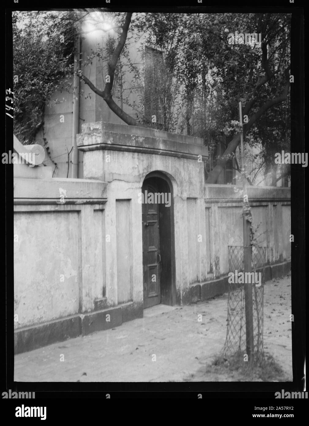Parete con cancello che racchiude un edificio, New Orleans o Charleston, Carolina del Sud Foto Stock
