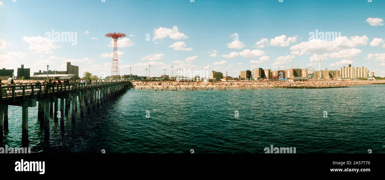 La gente sulla spiaggia, Coney Island, Brooklyn, Manhattan, New York City, nello Stato di New York, Stati Uniti d'America Foto Stock