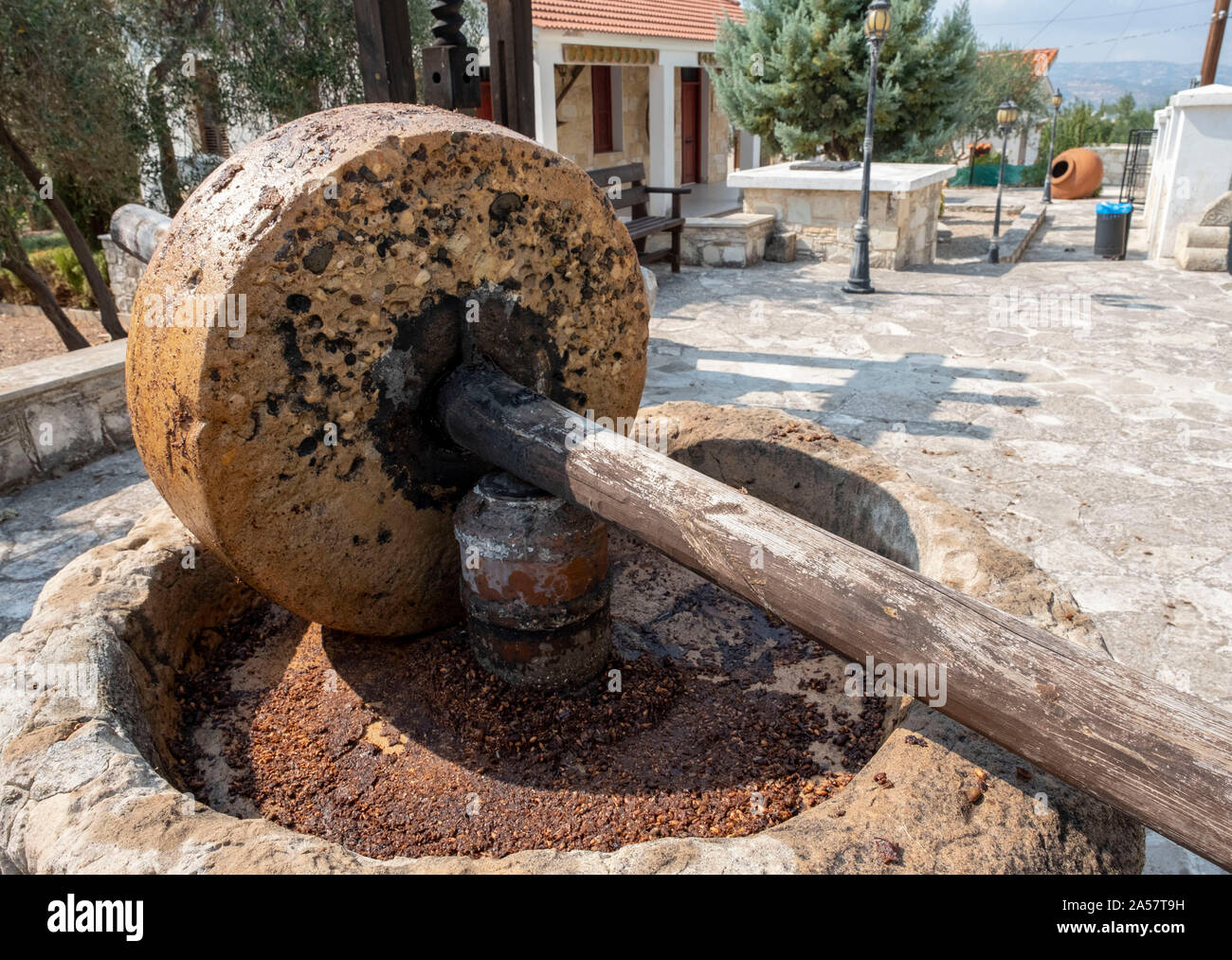 Mola di pietra frantoio sul display nel villaggio Amargeti, regione di Paphos, Cipro. Foto Stock