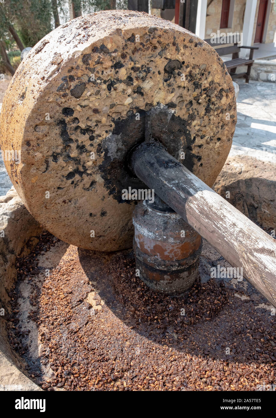 Mola di pietra frantoio sul display nel villaggio Amargeti, regione di Paphos, Cipro. Foto Stock