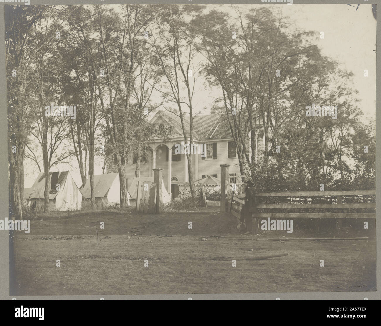 Wallach House, Culpeper, Va Abstract: fotografia mostra tende davanti alla casa che è servita come sede per l'esercito del Potomac. Un uomo si appoggia contro la recinzione in background. Foto Stock