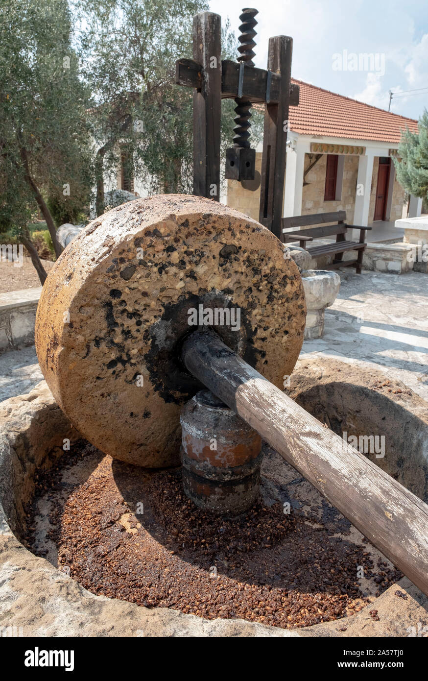 Mola di pietra frantoio sul display nel villaggio Amargeti, regione di Paphos, Cipro. Foto Stock