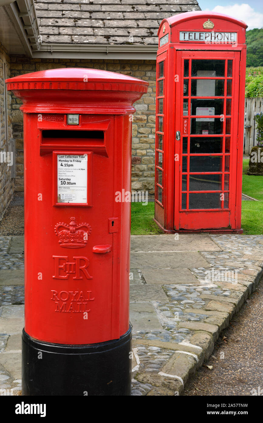 La comunicazione da Red Royal Mail mailbox e rosso inglese cabina telefonica a Bolton Abbey Wharfedale North Yorkshire, Inghilterra Foto Stock