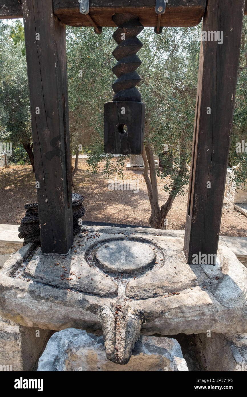 In legno antico frantoio Amargeti village, regione di Paphos, Cipro. Foto Stock