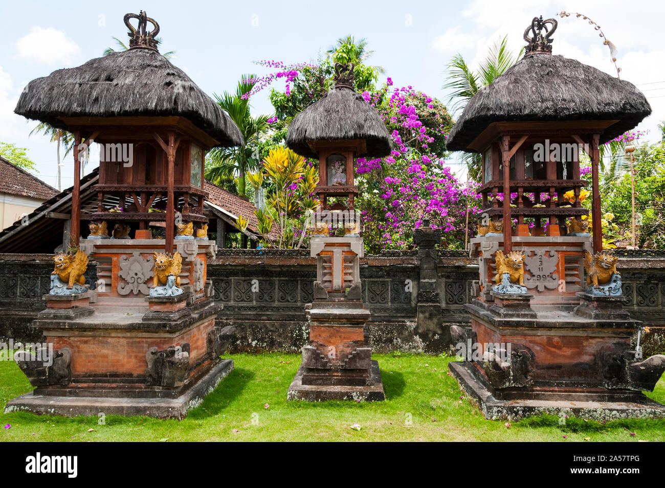 Offrendo altari, Rejasa, Penebel, Bali, Indonesia Foto Stock
