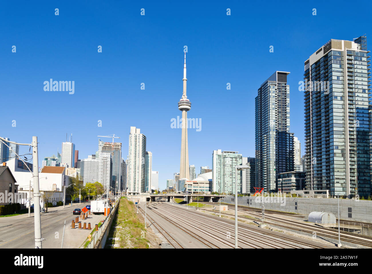 Grattacieli e cantiere ferroviario con la CN tower in background, Toronto, Ontario, Canada Foto Stock