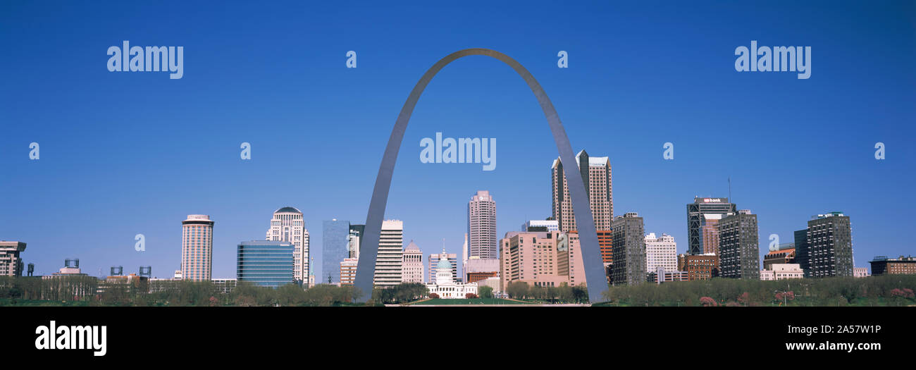 Gateway Arch con lo skyline della città in background, St. Louis, Missouri, Stati Uniti d'America Foto Stock