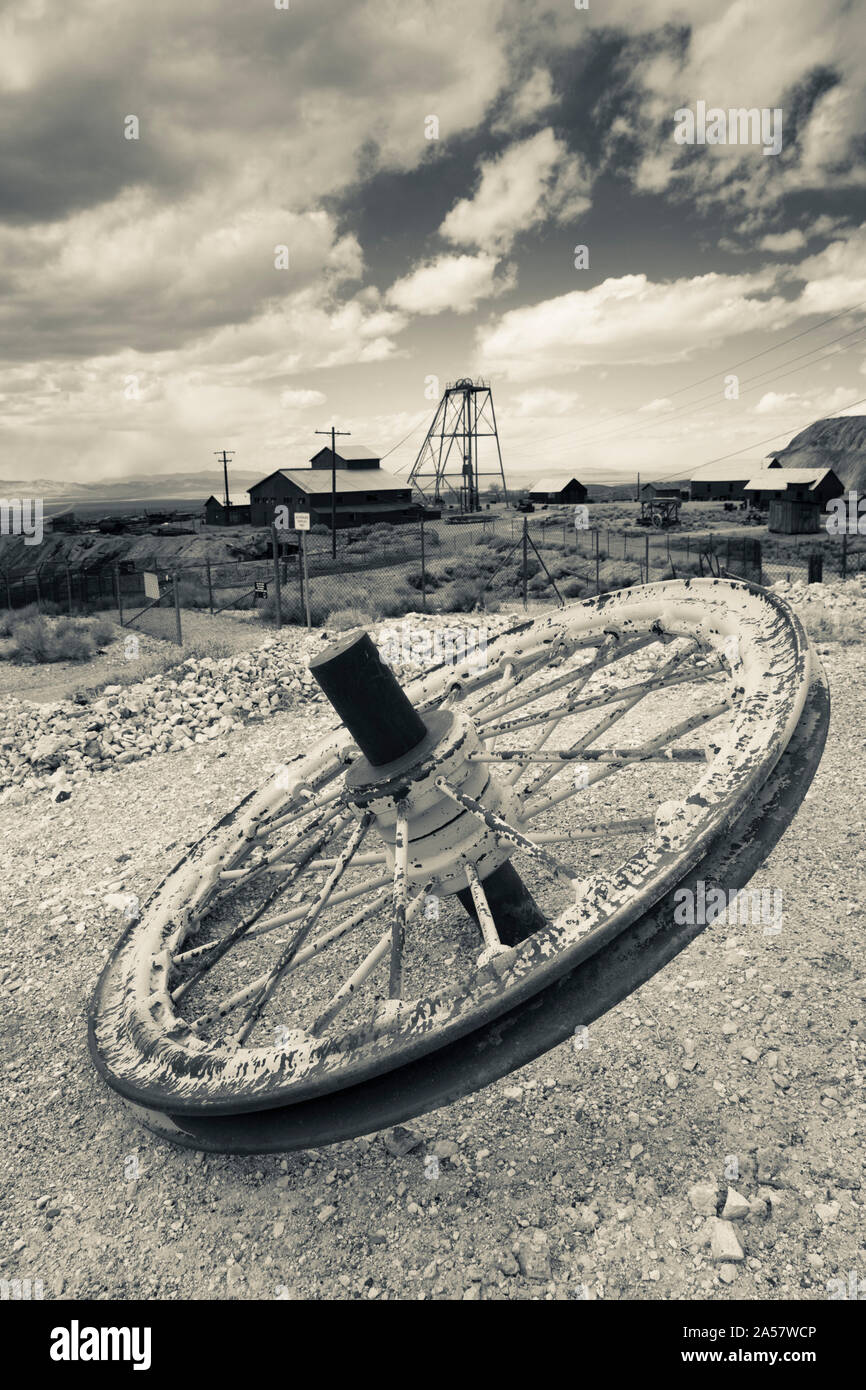 Pneumatico con la regina del deserto il paranco house e miniera in background storico di Tonopah Mining Park, Tonopah, Grande Bacino, Nevada, STATI UNITI D'AMERICA Foto Stock