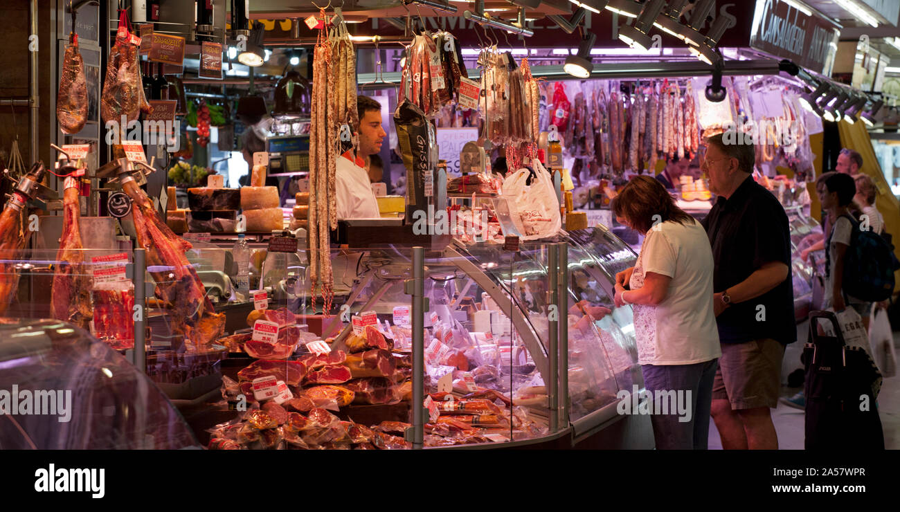 Il cliente a salumi stallo, il Mercato di Santa Caterina, Barcellona, in Catalogna, Spagna Foto Stock