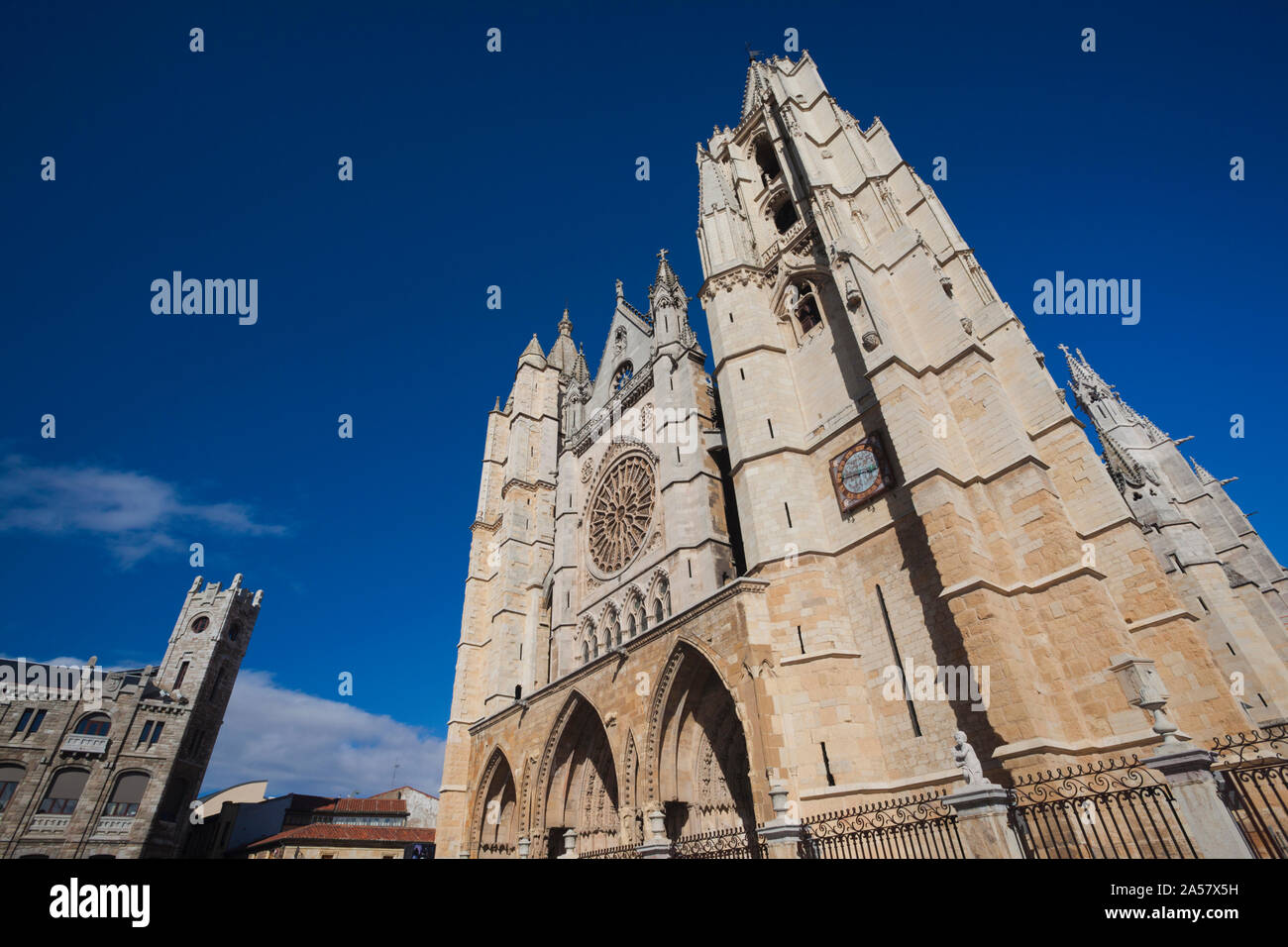 Basso angolo vista di una cattedrale, Cattedrale di León, Leon, provincia di León, Castilla y Leon, Spagna Foto Stock