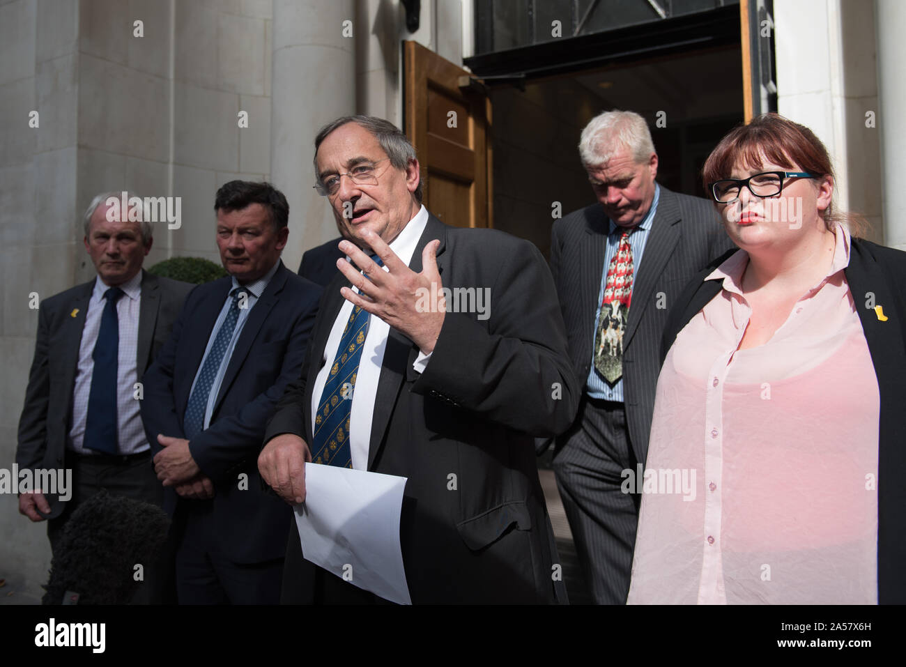 Kings edifici, Smith Square, Londra, Regno Unito. 10 Agosto, 2015. I rappresentanti e i sostenitori del Regno Unito in sindacati agricoli dare una dichiarazione ai media Foto Stock