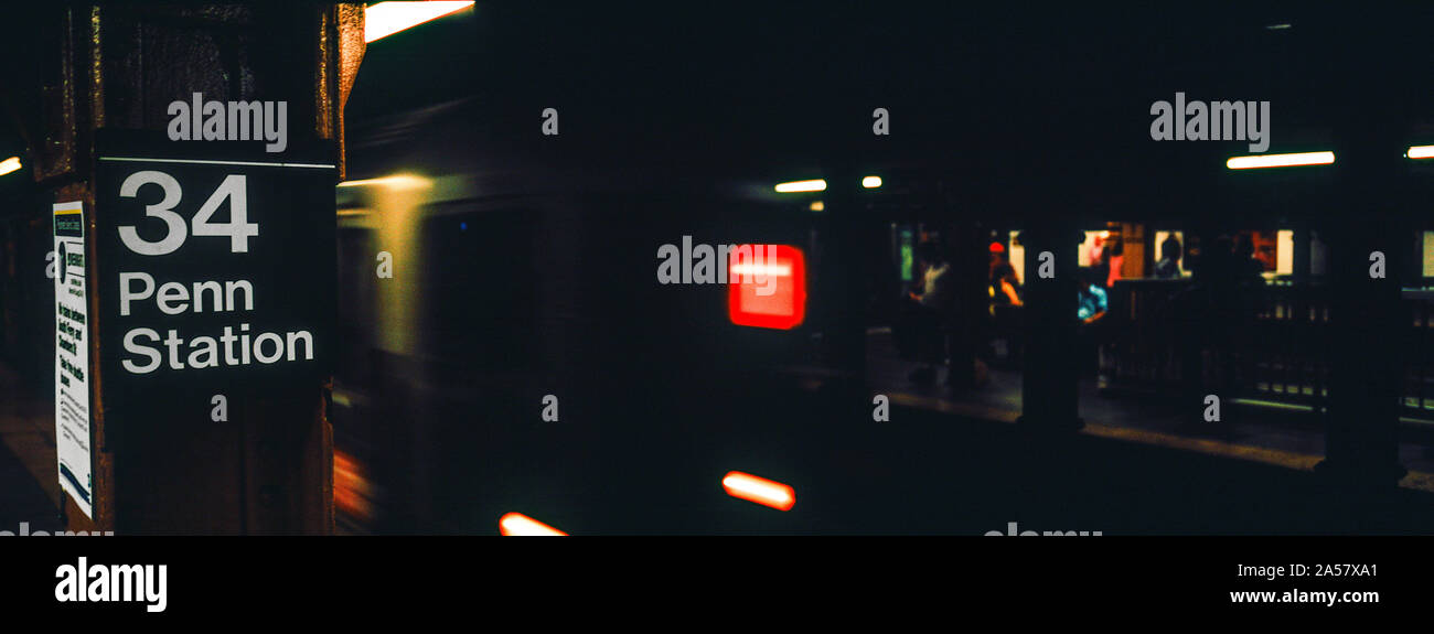 Treno della metropolitana di New York City dalla Penn Station, la città di New York, nello Stato di New York, Stati Uniti d'America Foto Stock