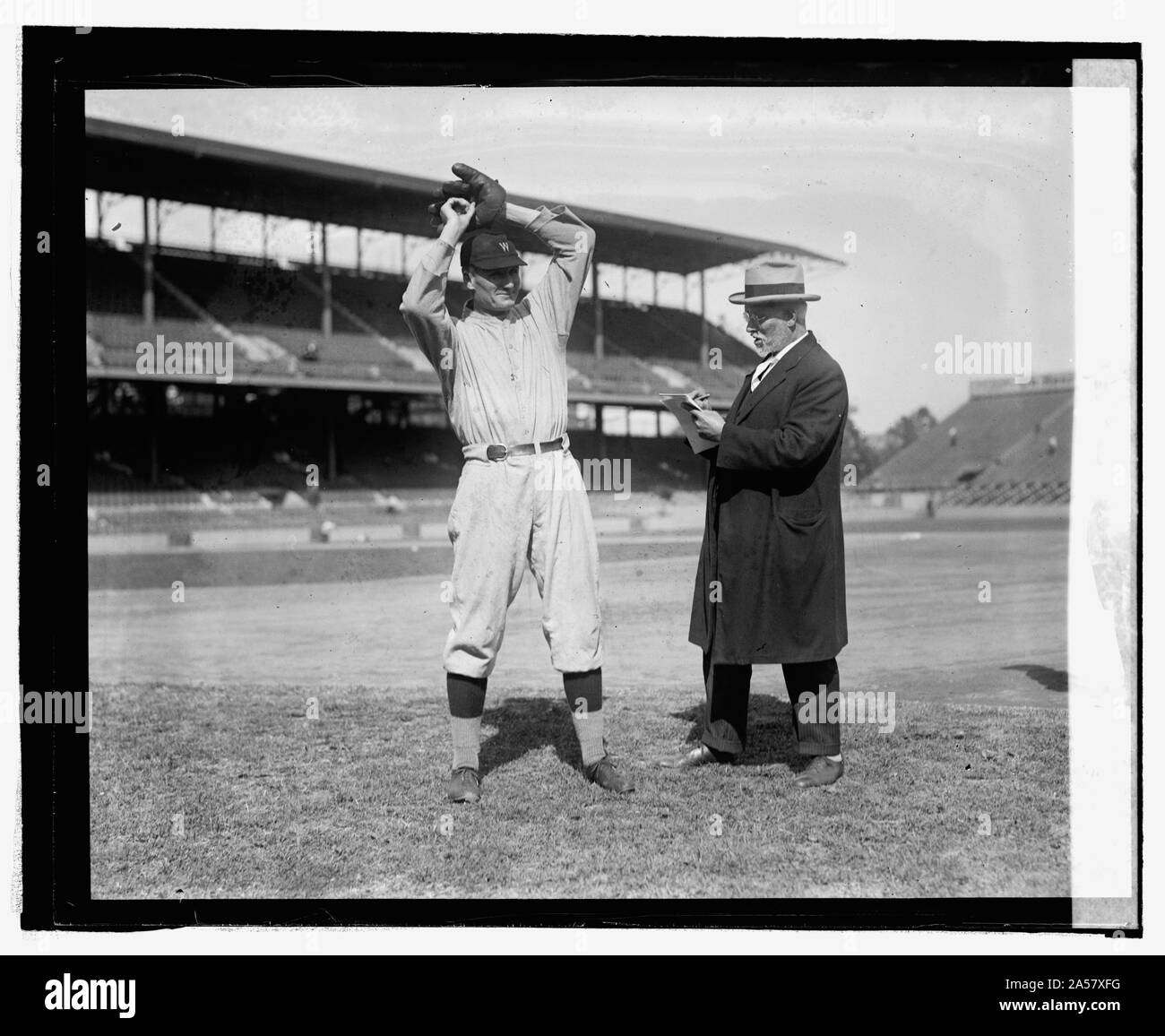 Walter Johnson pone mentre U.S.J. Dunbar schizzi di lui, [10/2/24] Foto Stock