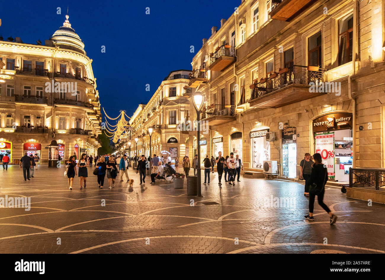 Nizami Street (Nizami kucəsi), una grande area pedonale e via dello shopping nel centro cittadino di Baku, che prende il nome dal poeta classico Nizami Ganjavi. Azerbaigian Foto Stock