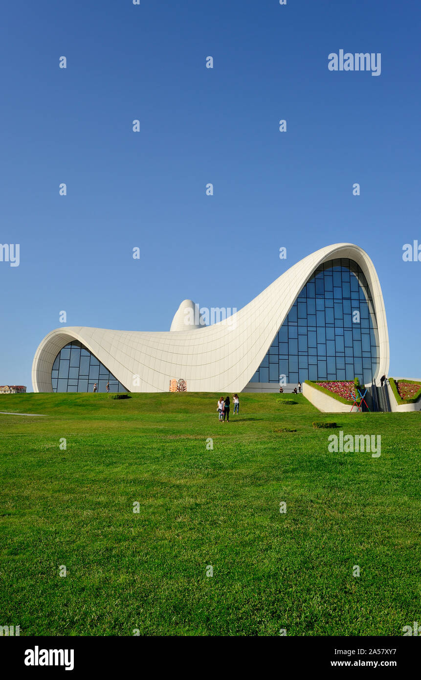 Heydar Aliyev Cultural Center, progettato da Iraqi-British architetto Zaha Hadid. Una biblioteca, il Museo e il centro conferenze a Baku, in Azerbaijan Foto Stock