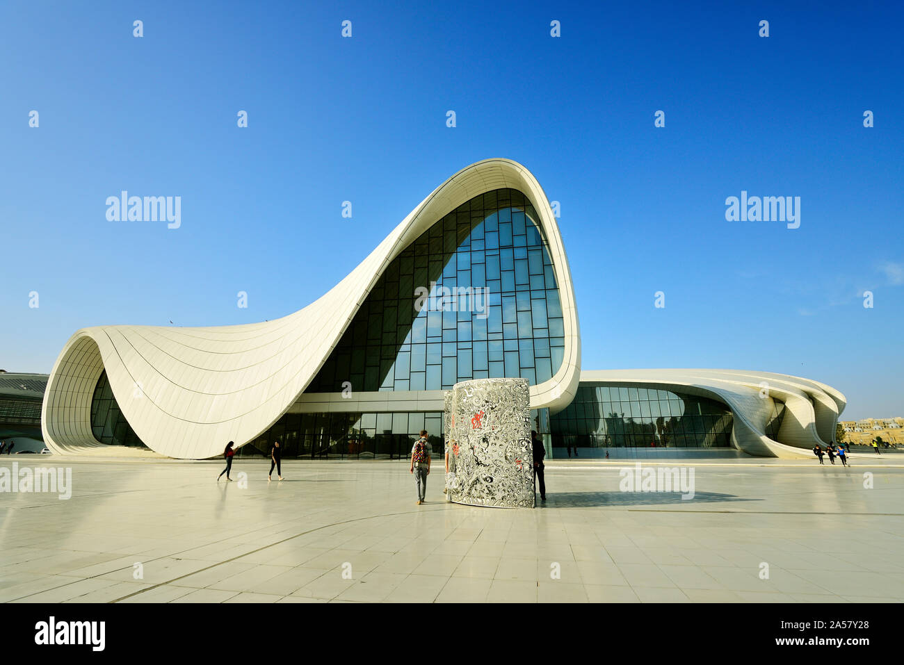 Heydar Aliyev Cultural Center, progettato da Iraqi-British architetto Zaha Hadid. Una biblioteca, il Museo e il centro conferenze a Baku, in Azerbaijan Foto Stock