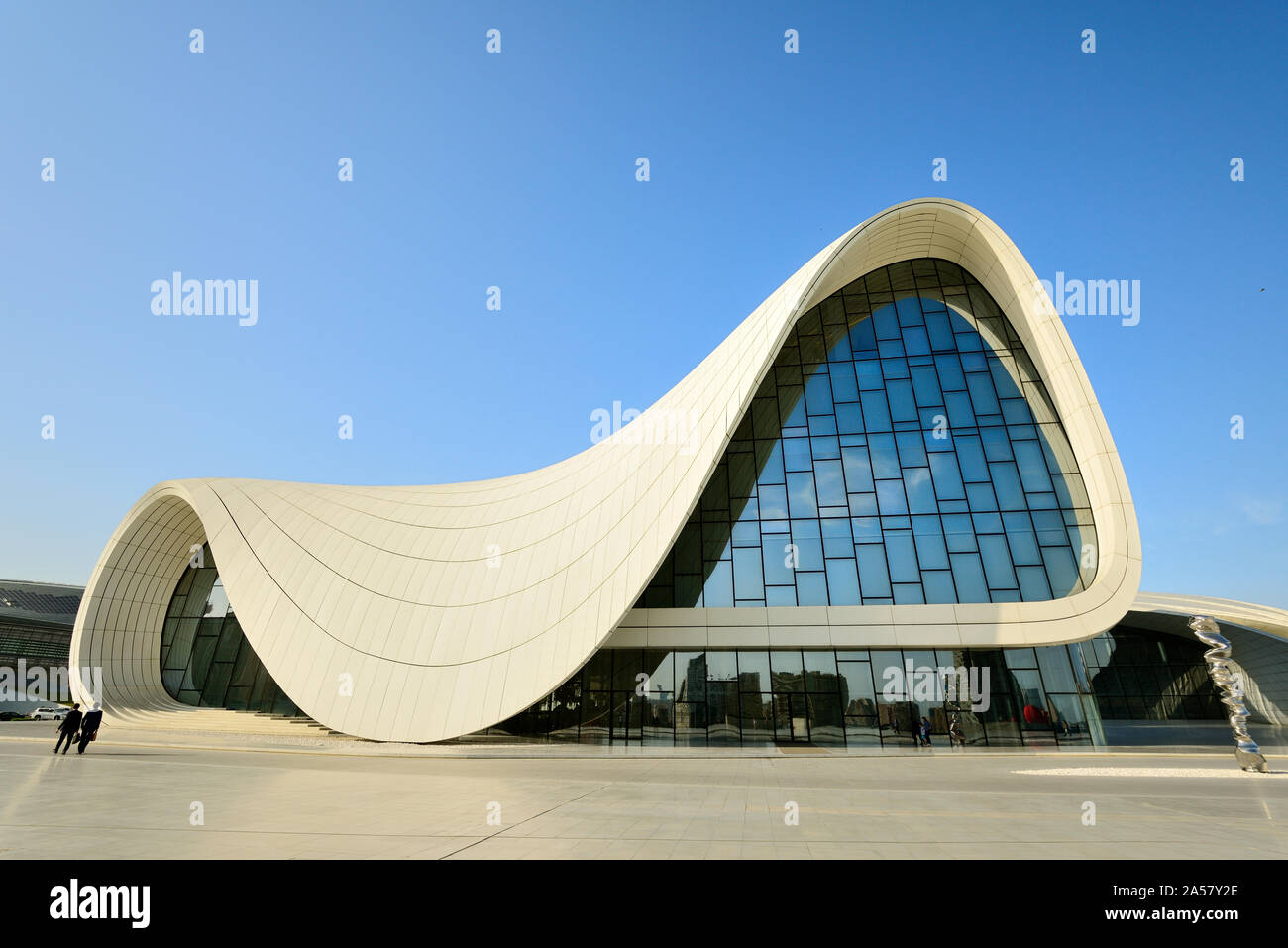 Heydar Aliyev Cultural Center, progettato da Iraqi-British architetto Zaha Hadid. Una biblioteca, il Museo e il centro conferenze a Baku, in Azerbaijan Foto Stock