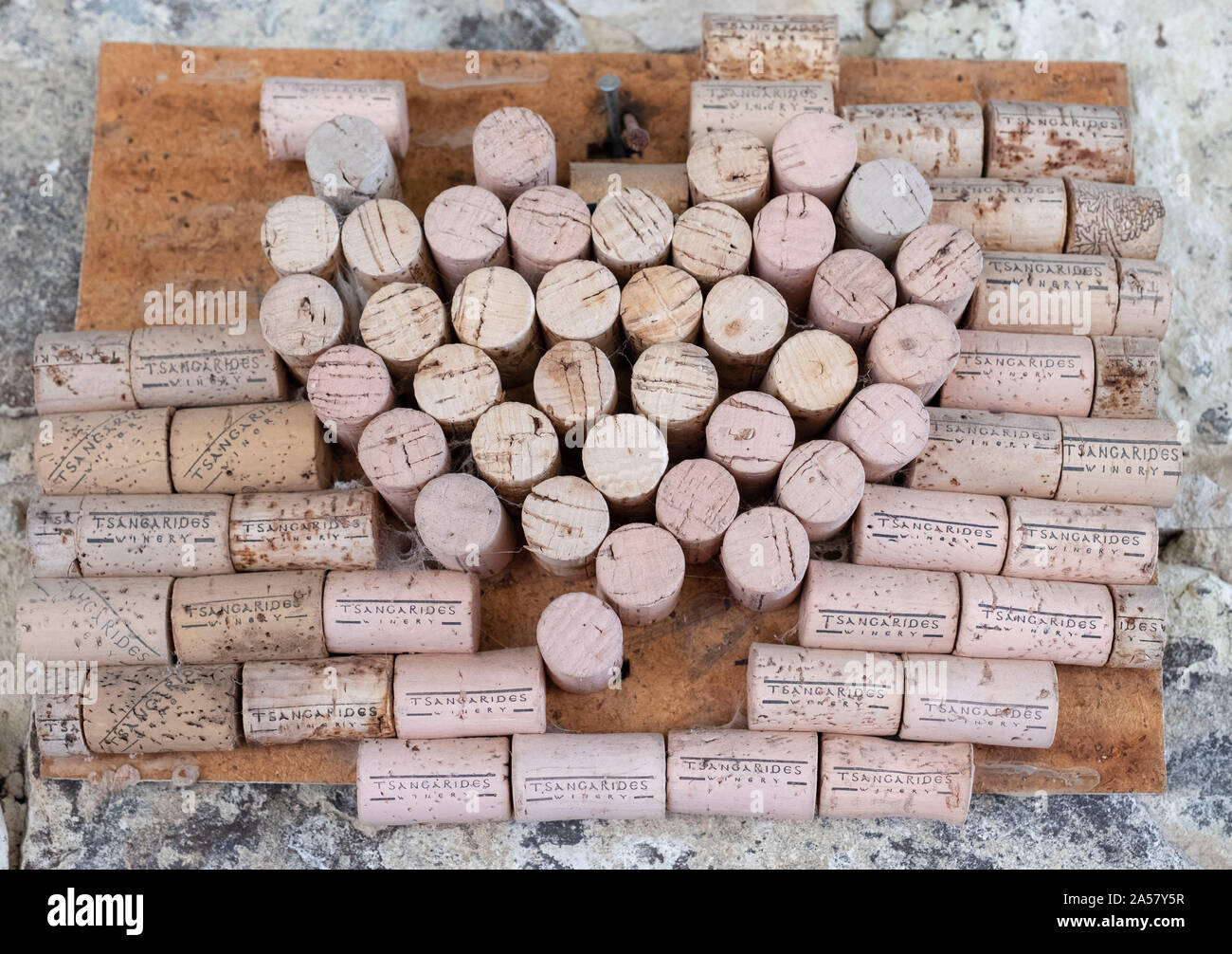 Tappi vino in mostra presso la cantina Tsangarides, Lemona, regione di Paphos, Cipro. Foto Stock