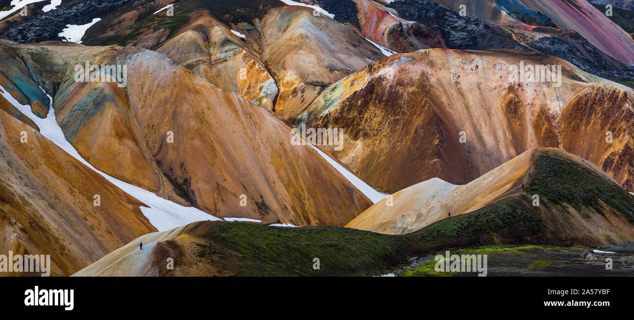 Vista colorate montagne di riolite con neve, Landmannalaugar, Islanda Foto Stock