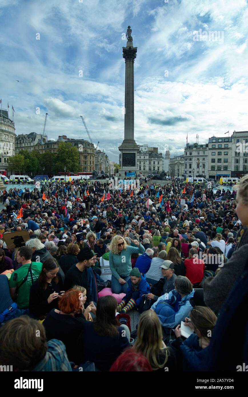La folla si riuniranno presso l'estinzione della ribellione e proteste a Trafalgar Square a Londra per protestare per il clima le azioni da intraprendere per evitare il cambiamento climatico. Foto Stock