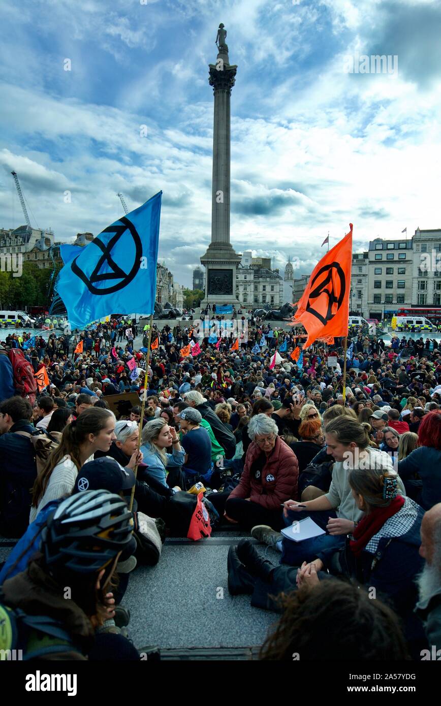 La folla si riuniranno presso l'estinzione della ribellione e proteste a Trafalgar Square a Londra per protestare per il clima le azioni da intraprendere per evitare il cambiamento climatico. Foto Stock